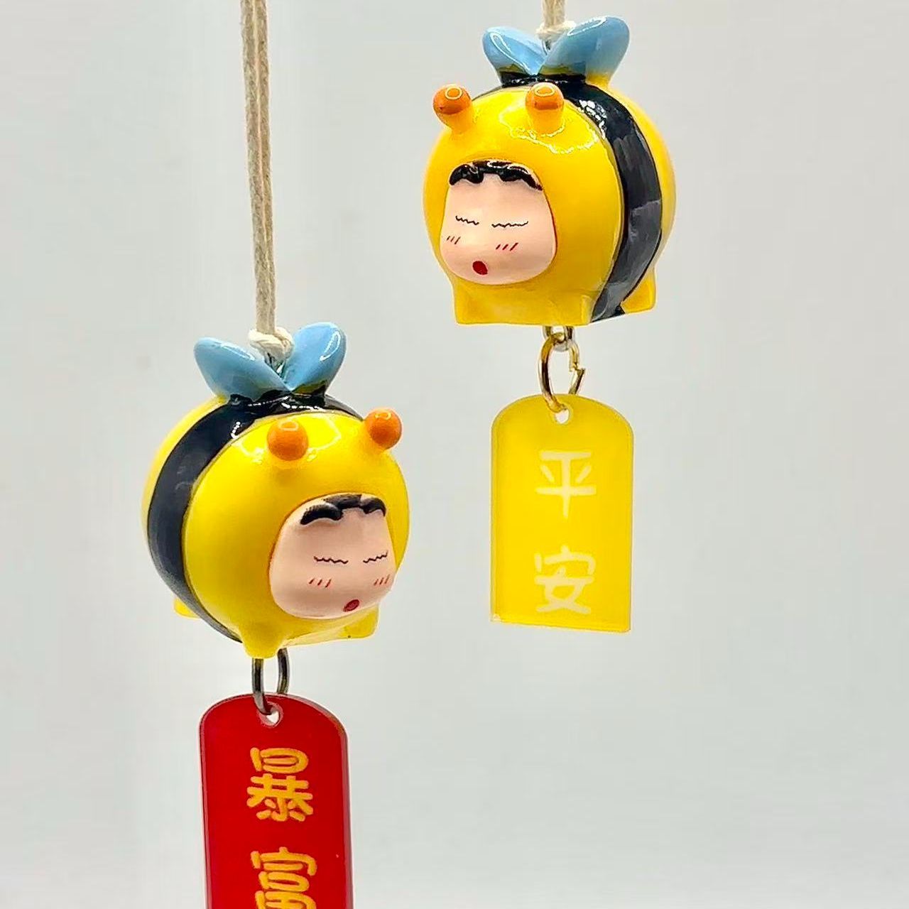 Car Mirror - Figurka Crayon Shin-chan Bee Cosplay, zawieszka